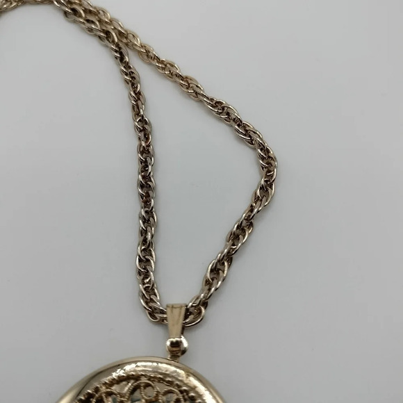 Sarah Coventry Goldtone Filigree Design Oval 2" Pendant 24" Necklace - Picture 4 of 6